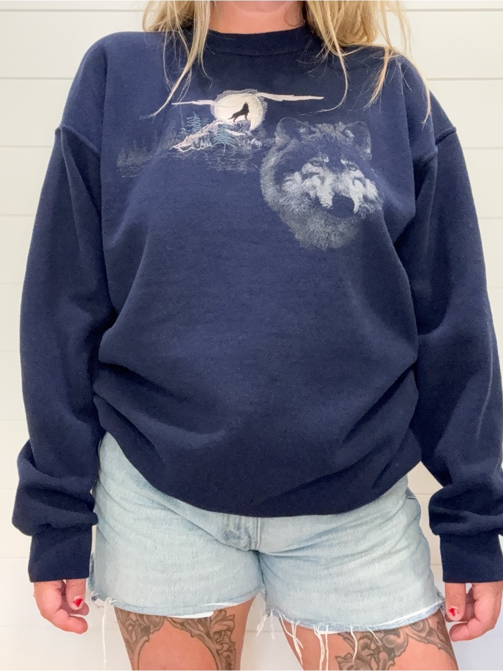 Men's Crewneck Sweatshirt with Wolf Graphic - Navy